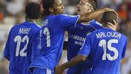 Fotbalisté Chelsea (zleva) John Obi Mikel, Didier Drogba, John Terry a Florent Malouda oslavují vyrovnávací gól do sítě Valencie.