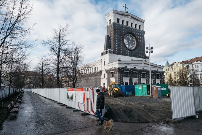 Rekonstrukce náměstí Jiřího z Poděbrad v Praze, 24. ledna 2024. V pozadí kostel Nejsvětějšího Srdce Páně obklopený ploty a zábranami.