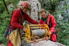 Bohuslav Koutecký (vlevo) a Jakub Mertlík pomocí vrátku spouštějí speleovaky do propasti. Nedopatřením ale zapomněli jeden z nich nahoře a Bohuslav se pak pro něj musel vrátit.