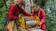 Bohuslav Koutecký (vlevo) a Jakub Mertlík pomocí vrátku spouštějí speleovaky do propasti. Nedopatřením ale zapomněli jeden z nich nahoře a Bohuslav se pak pro něj musel vrátit.