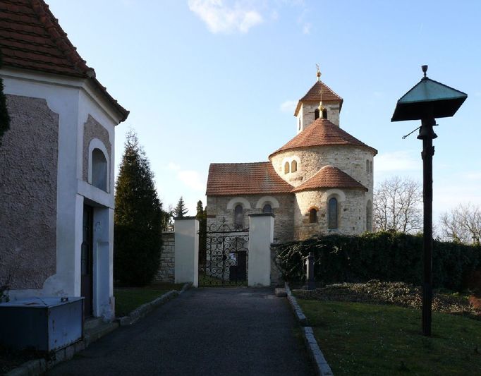 Kostel sv. Máří Magdalény na Praze 6. Stavba stojí uprostřed Přední Kopaniny. Je to románská rotunda, okolo které je malý hřbitov. Neomítnutá stavba je z opukových kvádříků patrně z místního lomu. Postavena byla v 1. polovině 12. století. Po příchodu jezuitů patřil kostel až do roku 1779 tomuto řádu. Současná podoba je výsledkem novověkých úprav. Poslední rekonstrukce byla provedena v roce 2000.