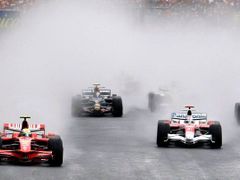 Jezdec stáje Ferrari, Felipe Massa ve vedení těsně po startu