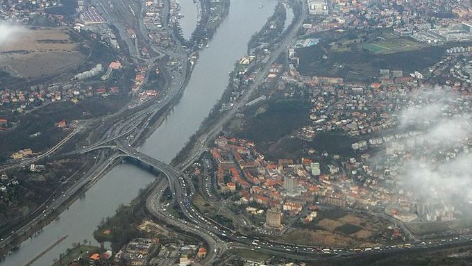Letecký snímek nejvytíženějšího mostu v Česku - Barrandovského mostu, přes který každý den projede téměř 143 tisíc aut.