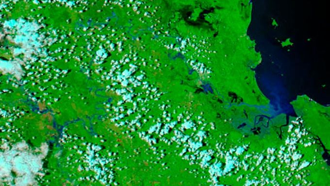 Snímek získaný ze satelitu NASA ukazuje oblast Fitzroy Basin před tím, než záplavy začaly. Na těchto typech map má obvykle voda tmavou barvu, řeky jsou o něco světlejší díky podloží koryt řek.