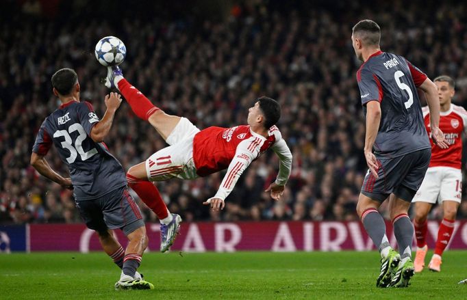 Nůžky Gabriela Martinelliho v zápase LM Arsenal - Olympiacos