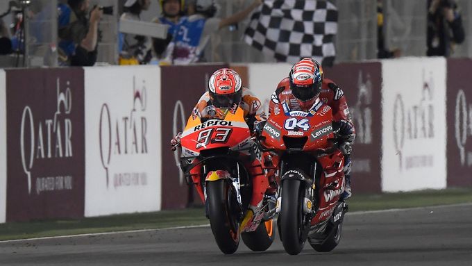 Andrea Dovizioso na Ducati (vpravo) a Marc Marquez s Hondou v cíli VC Kataru MotoGP 2019