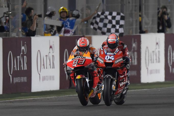 Andrea Dovizioso na Ducati (vpravo) a Marc Marquez s Hondou v cíli VC Kataru MotoGP 2019