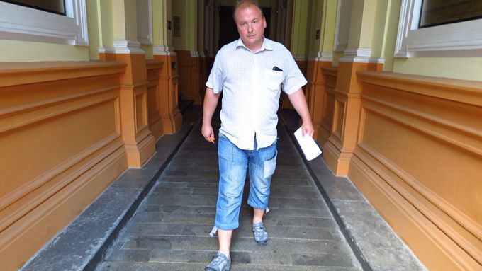 Advokát Tomáš Macháček u soudu, po němž chce miliardové odškodné za dlouhé řízení.