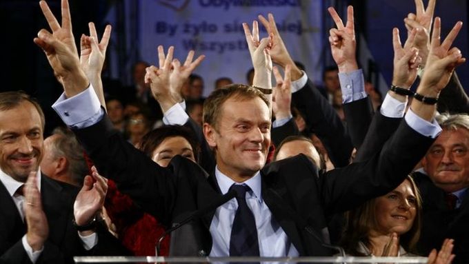 Donald Tusk, lídr Občanské platformy (PO) se raduje po zveřejnění předběžných výsledků předčasných parlamentních voleb v Polsku