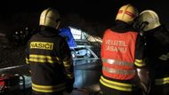 Chemikálie vytvořila hustou mlhu. Na místo vyjela veškerá hasičská technika určená pro tyto nehody.