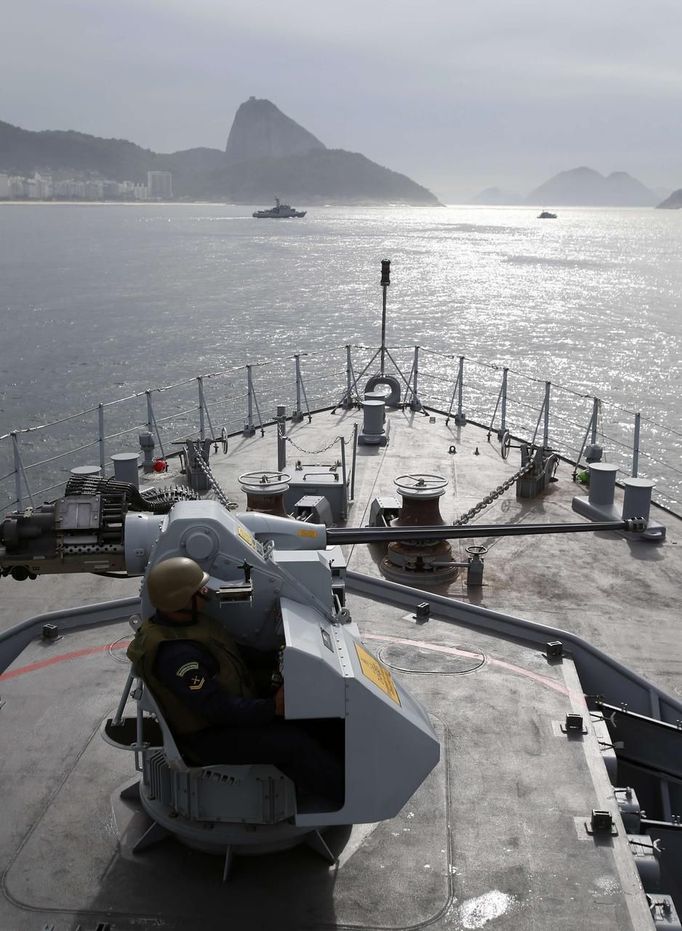 A Brazilian marine takes part in an exercise to prepare their operational readiness to combat terrorist attacks and riots ahead of the FIFA Confederations Cup and World Youth Day, on the Amazonas ship in Rio de Janeiro May 29, 2013. REUTERS/Sergio Moraes (BRAZIL - Tags: SPORT SOCCER MILITARY MARITIME) Published: Kvě. 29, 2013, 4:44 odp.