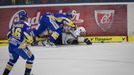 Hokejisté Zlína Petr Čajánek a Antonín Honejsek brání spoupeře v utkání 9. kola Tipsport extraligy 2012/13 proti Kladnu.