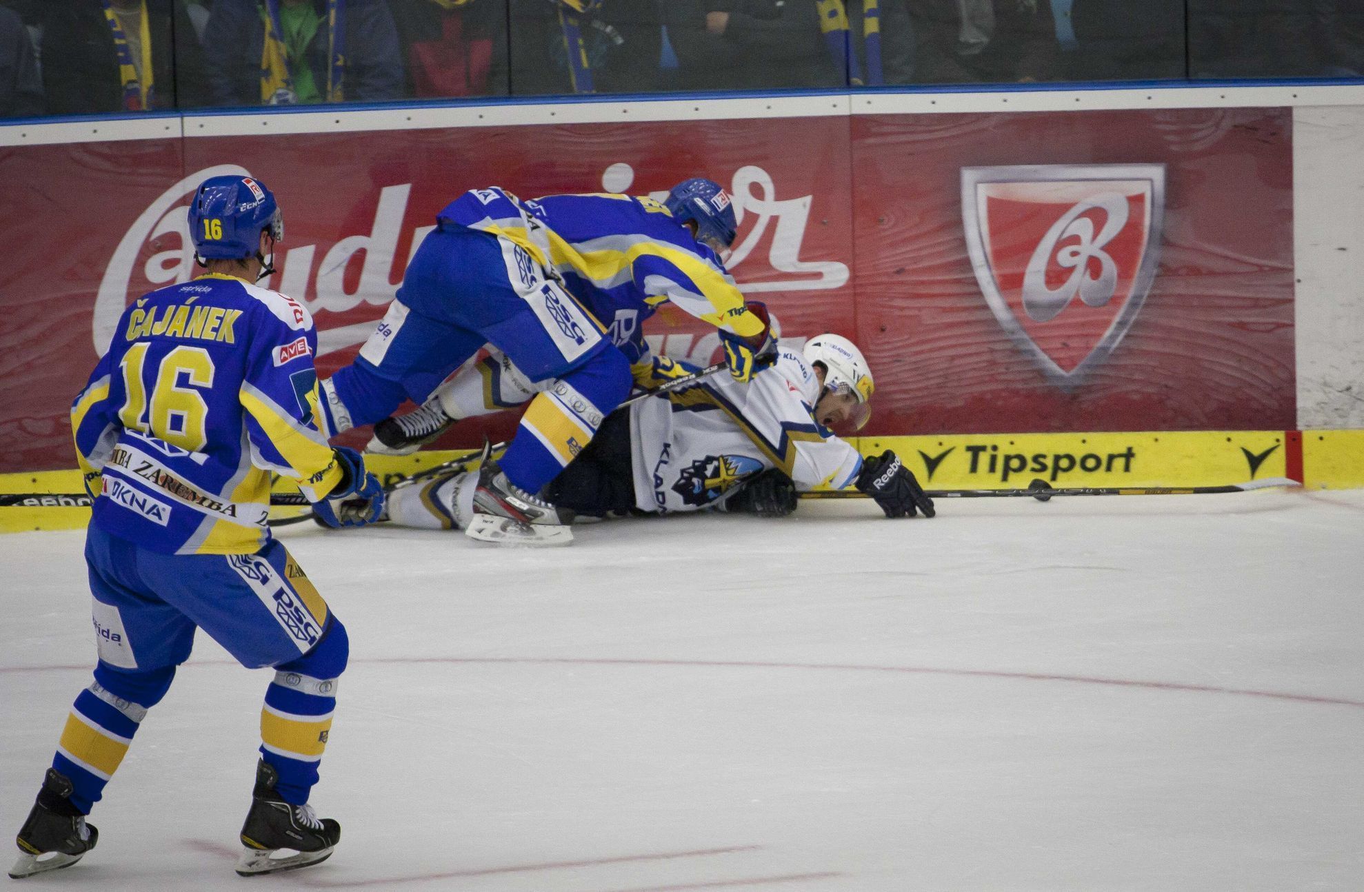 Hokejisté Zlína Petr Čajánek a Antonín Honejsek brání spoupeře v utkání 9. kola Tipsport extraligy 2012/13 proti Kladnu.