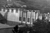 Napouštění ještě nedostavěné přehrady - 29. září 1960.