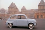 Z Fiatu 600 se stal obrovský prodejní hit, za méně než šest let od představení už Italové slavili milion vyrobených kusů.