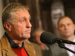Grémium ODS se vyslovilo pro to, aby vládní koalice i přes neúspěch ve volbách pokračovala, oznámil Mirek Topolánek.