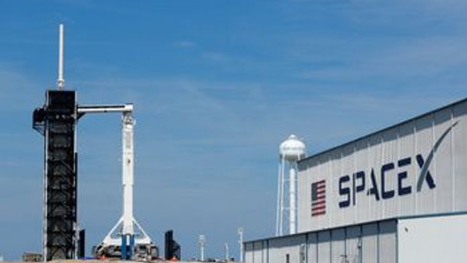 SpaceX Falcon 9 nesoucí kosmickou loď Crew Dragon.