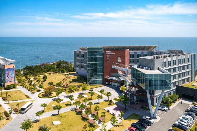 KINGS - jihokorejská mezinárodní vysoká škola pro jaderné inženýry se rozkládá přímo v areálu celkem 10 bloků jaderných elektráren Kori a Šinkori.