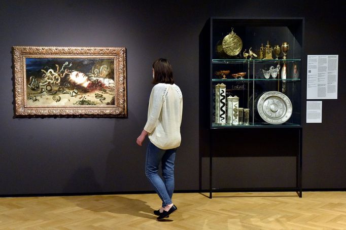Vlevo je malba Petera Paula Rubense Hlava Medusy.