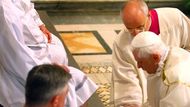 Papež Benedikt XVI. omývá na Zelený čtvrtek nohy dvanácti mužů symbolizujících apoštoly v Lateránské bazilice v Římě