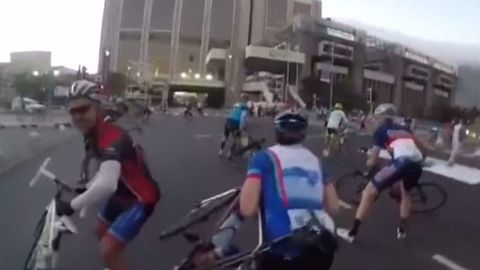Vichřice rvala cyklistům kola z rukou. Nedokázali ani nasednout a závod byl zrušen