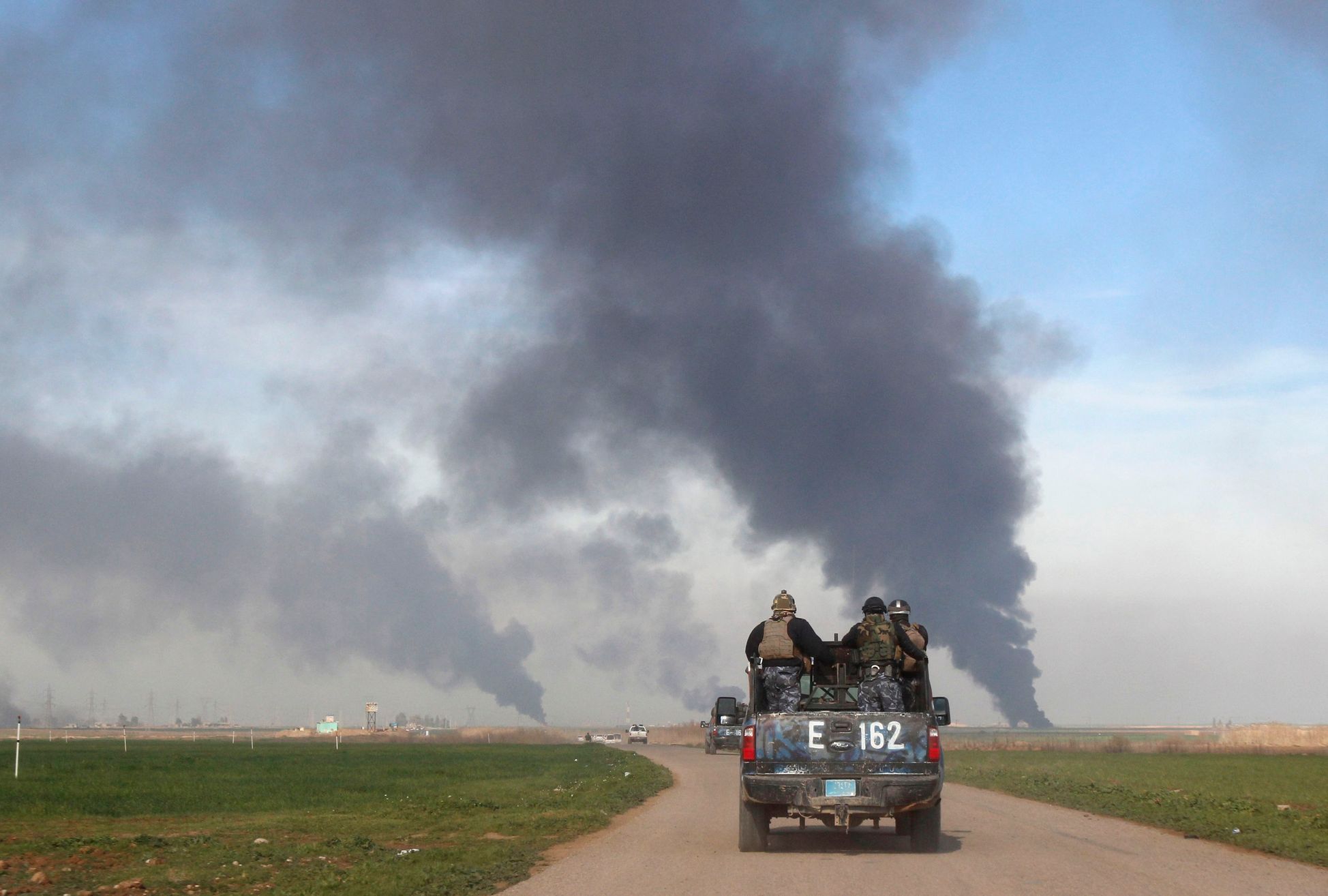Iráčtí vojáci u ropného pole Chabbáz.