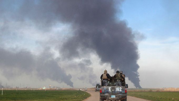 Iráčtí vojáci u ropného pole Chabbáz.