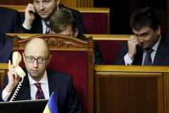 Jaceňuk zůstává premiérem. Ukrajinský parlament kritizoval vládu, ale hlasy na odvolání scházely