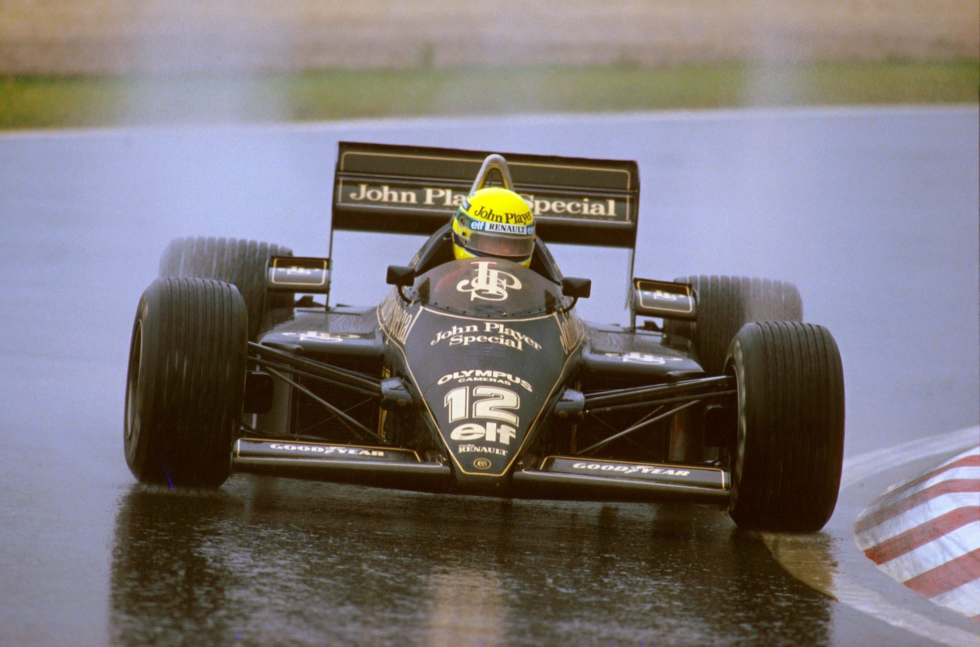 Ayrton Senna v Lotusu Lotus 97T při GP Portugalska 1985