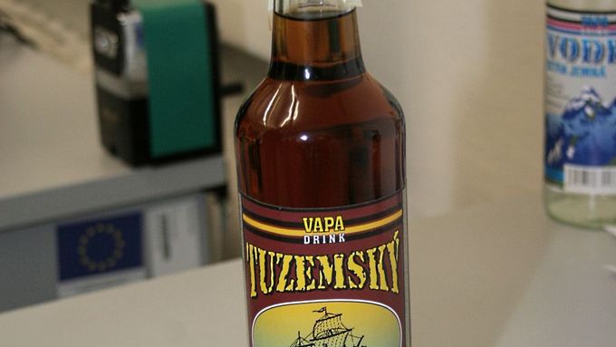 Metanolový Tuzemák s etiketou výrobce Vapa Drink