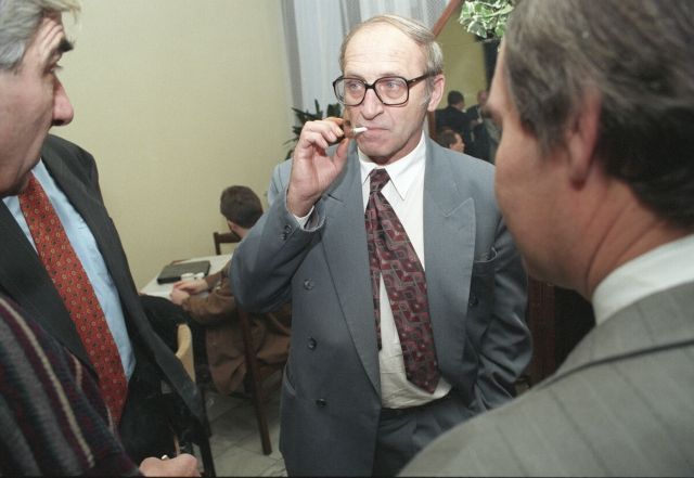 Jan Stráský s cigaretou