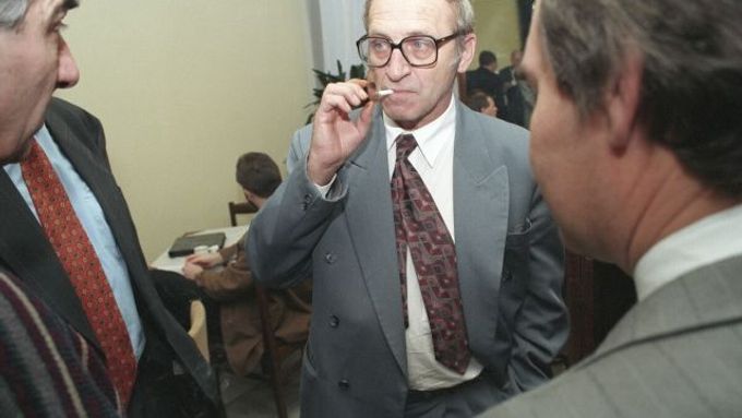 Jan Stráský s cigaretou na fotografii z 90. let, kdy byl ministrem Klausovy vlády.