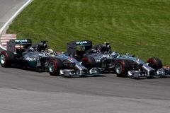 F1 ŽIVĚ: Hamilton se v Montrealu ubránil Rosbergovi