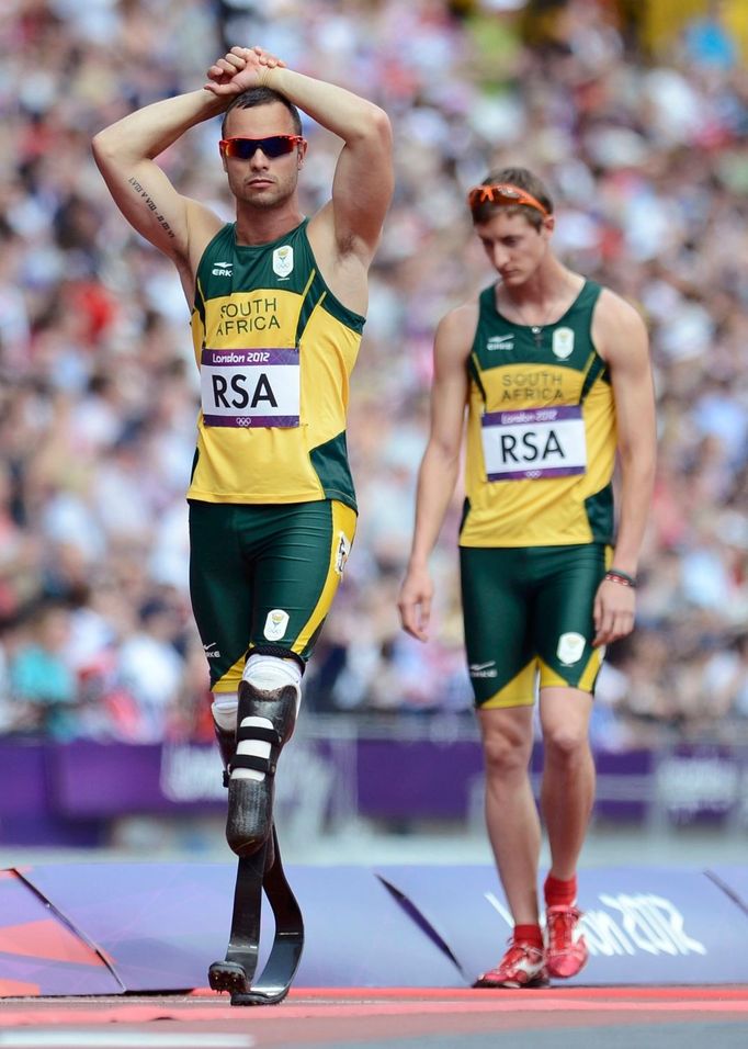 Jihoafrický běžec Oscar Pistorius je zklamaný poté co jeho tým nedoběhl ve štafetě 4x400 m do cíle na OH 2012 v Londýně.