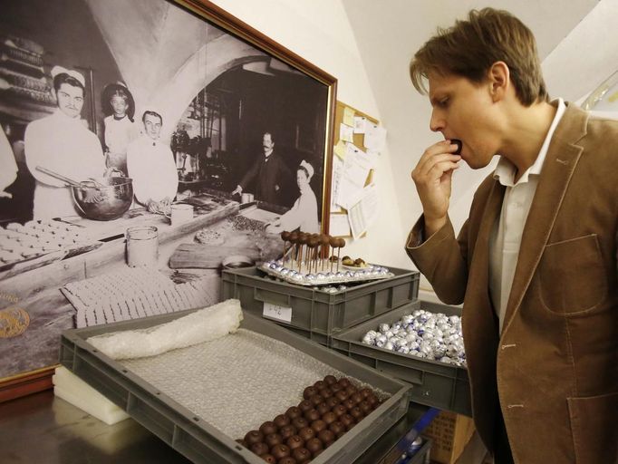 Owner Martin Fuerst tastes an original Salzburger Mozartkugeln praline in the confectionery 'Fuerst' in the Austrian city of Salzburg October 19, 2012. The confectionery Fuerst invented the original Salzburger Mozartskugeln, named after the famous composer Wolfgang Amadeus Mozart, in 1884 and still produces 2.5 million Mozartskugeln pralines per year exclusively by hand. REUTERS/Dominic Ebenbichler (AUSTRIA - Tags: FOOD SOCIETY) Published: Říj. 19, 2012, 3:42 odp.