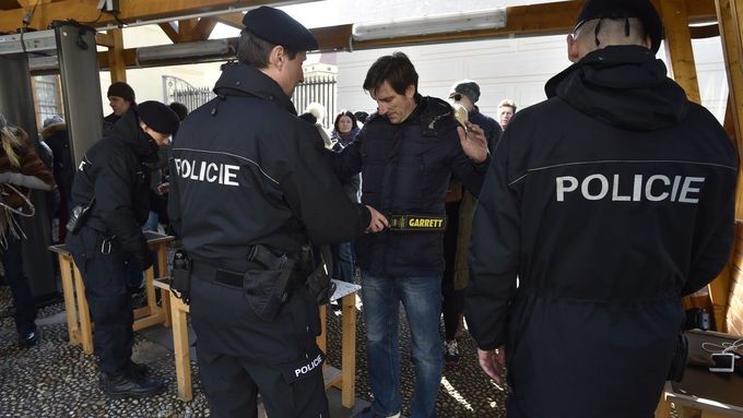 Policisté u bezpečnostních rámů kontrolují návštěvníky při vstupu Pražského hradu už od roku 2016.