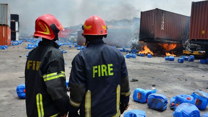 Požár kontejnerového překladiště v Bangladéši.