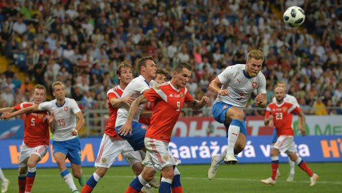 Čeští fotbalisté v zápase s Ruskem.