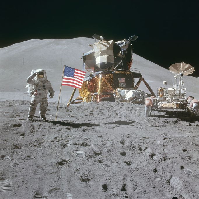 Astronaut James B. Irwin salutuje do kamery na závěr mise Apollo 15.