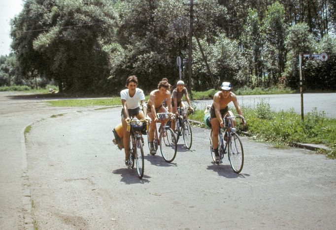 Horská ani treková kola ještě 80. letech ještě neexistovala, takže na cyklovýlety se jezdilo na běžných silničních bicyklech. Lokace neuvedena, rok 1983