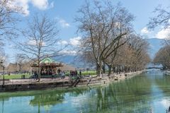 Útočník u francouzského jezera Annecy pobodal čtyři děti. Policie ho zadržela