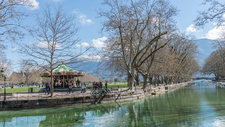 Útočník ve francouzském Annecy pobodal čtyři děti a dospělého