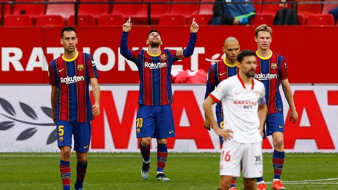 Lionel Messi oslavuje druhý gól Barcelony v zápase na hřišti Sevilly.