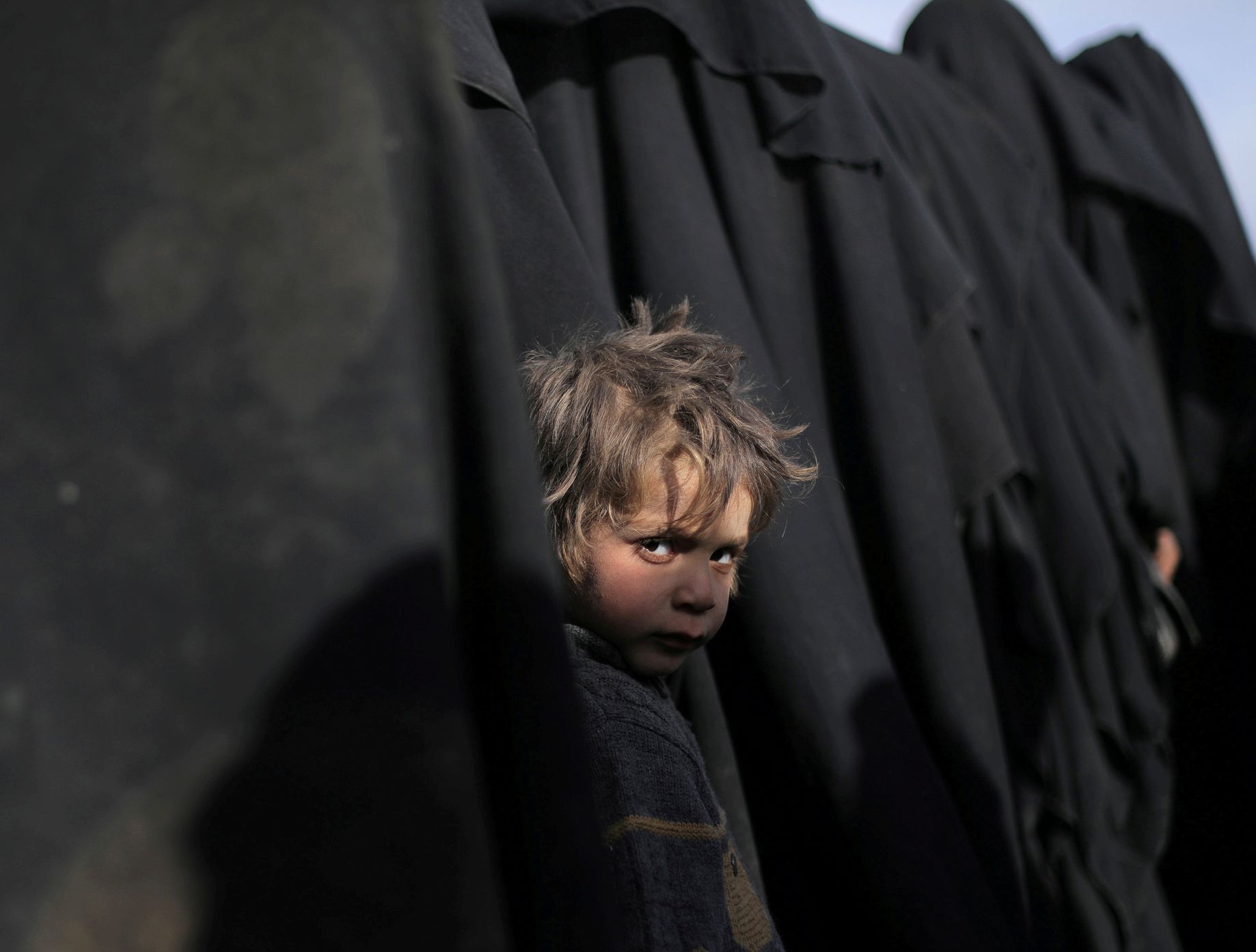 Chlapec poblíž syrské vesnice Baghúz