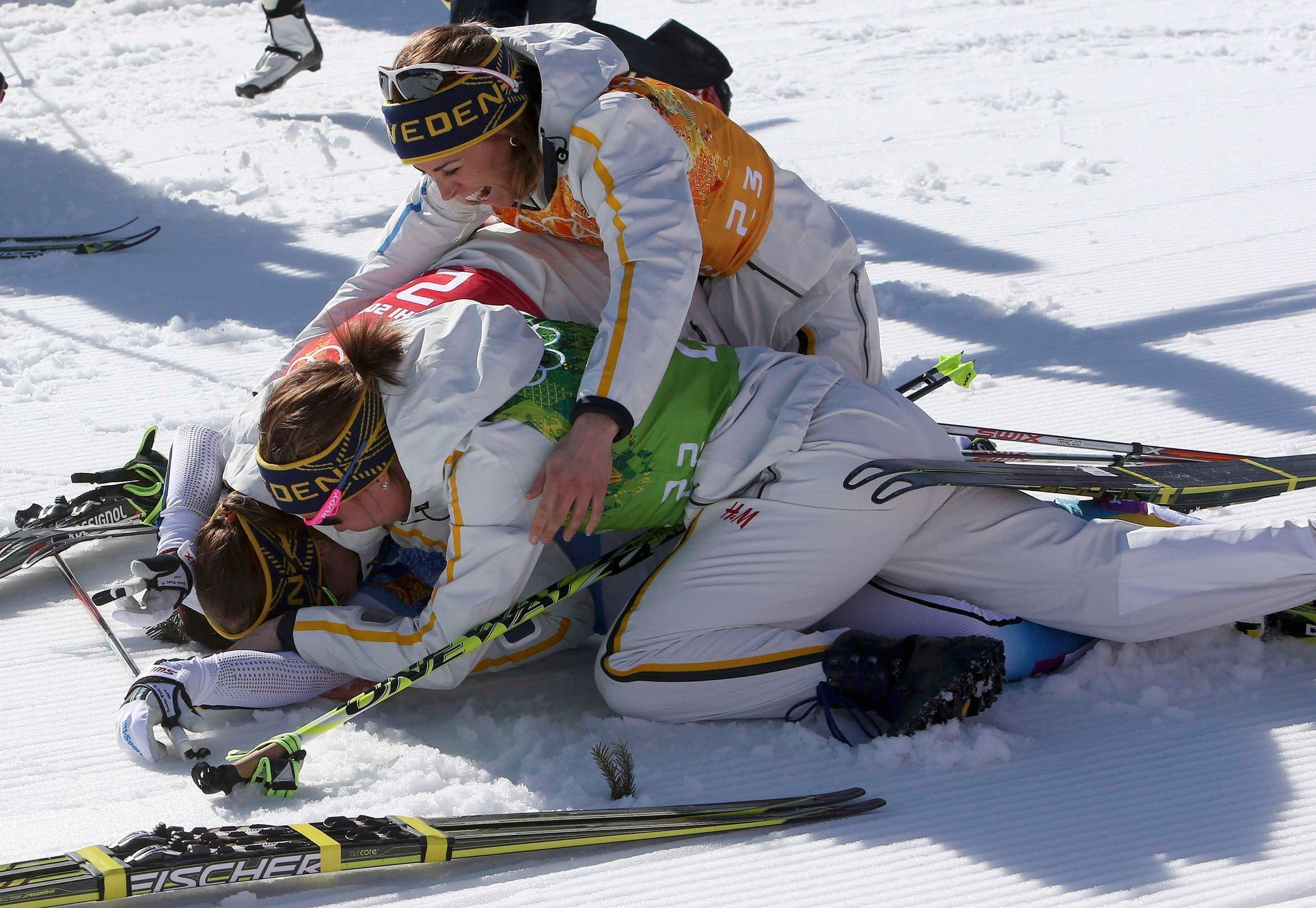 Švédská štafeta běžkyň slaví zisk zlatých medailí na OH v Soči