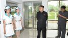 North Korean leader Kim Jong-Un (C) visits a building at a mini-golf course at the Rungna People's Pleasure Ground, which is nearing completion, in this undated picture released by the North's KCNA in Pyongyang on July 25, 2012. REUTERS/KCNA (NORTH KOREA - Tags: POLITICS SPORT GOLF) THIS IMAGE HAS BEEN SUPPLIED BY A THIRD PARTY. IT IS DISTRIBUTED, EXACTLY AS RECEIVED BY REUTERS, AS A SERVICE TO CLIENTS. NO THIRD PARTY SALES. NOT FOR USE BY REUTERS THIRD PARTY DISTRIBUTORS. QUALITY FROM SOURCE Published: Čec. 25, 2012, 10:46 dop.