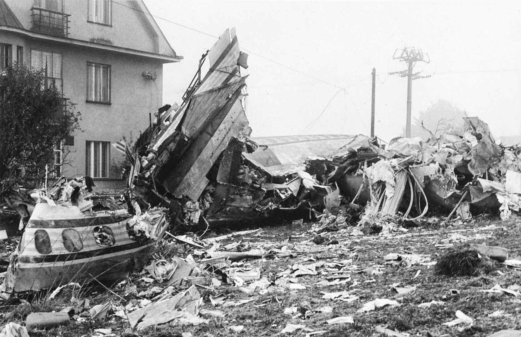 Jednorázové užití / Fotogalerie / Unikátní snímky. Uplynulo 45 let, co pražský Suchdol zdevastoval pád letadla / NA