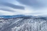 Jizerské hory nabízejí aktuálně nejvíce sněhu z celého Česka. Podle dat ČHMÚ je tu na pěti měřicích stanicích od 10 do 25 centimetrů sněhu. Podobně je na tom i západní část Krkonoš.