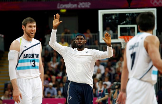 Americký basketbalista Lebron James slaví vítězství v utkání skupiny A na OH 2012 v Londýně. Vlevo je Argentinec Andres Nocioni.