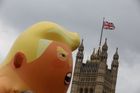 Foto: Vzteklé mimino znovu vzlétlo. Trumpovu návštěvu Londýna provázejí protesty